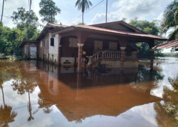 KAWASAN rumah penduduk masih lagi ditenggelami banjir di Kampung Tersang, Rantau Panjang, Kelantan-UTUSAN/ROHANA ISMAIL.