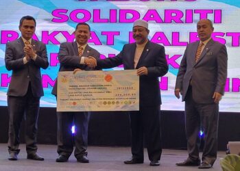 MOHD. Nassuruddin Daud (dua dari kanan) menerima sumbangan RM254,500 dari PKINK untuk Tabung Solidariti Palestin pada Majlis Sanjungan Budi, Sentuhan Abadi PKINK di Kota Bharu, Kelantan hari ini. UTUSAN/MUSTAQIM MOHAMED.