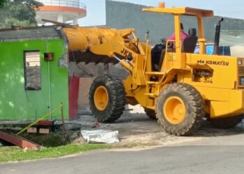 BANGUNAN kedai menjual santan dan mencuci kenderaan dirobohkan di Bandar Serting, Jempol selepas ia didapati dibina serta beroperasi secara haram di atas tanah milik kerajaan sejak 12 tahun lalu..