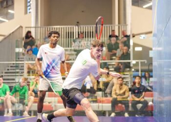 C. AMEESHENRAJ (kiri) tenang berdepan Oisin Logan sebelum mencatat kemenangan straight set 11-9, 11-4, 11-4 pada aksi Kumpulan A Kejuaraan Skuasy Dunia Berpasukan Lelaki di Tauranga, New Zealand, hari ini. - IHSAN WSF