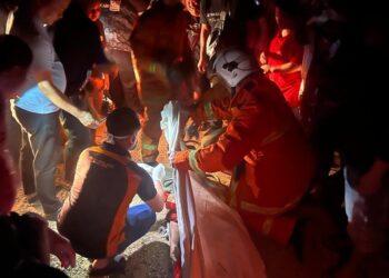 ANGGOTA bomba berjaya membawa naik mangsa daripada cerun, namun disahkan meninggal dunia oleh pasukan paramediks di lokasi kejadian malam tadi.