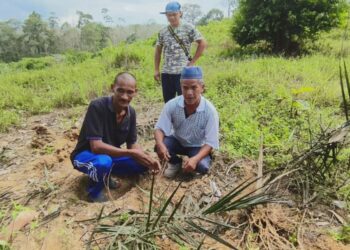 PENDUDUK menunjukkan kesan tapak kaki gajah yang menceroboh masuk ke dalam kawasan kebun di Kampung Gertak Kangkong, Mengkebang, Kuala Krai, Kelantan-UTUSAN/YATIMIN ABDULLAH.