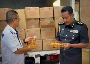 121223-Klt-Seleweng Minyak-Done Online

AZMAN Ismail (kiri) bersama pegawainya memeriksa minyak masak peket yang dirampas dalam serbuan di Wakaf Che Yeh, Kota Bharu, Kelantan-IHSAN KPDN KELANTAN.