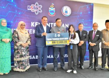 MOHD. Arifin Mohd. Arif (empat kiri) menyampaikan penyerahan bantuan TPNS di Kota Kinabalu hari ini.