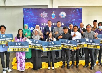 MOHD. Arifin Mohd. Arif (belakang-empat kiri) bersama Pengarah Kumpulan Yayasan Sabah, Datuk Ghulam Haidar Khan Bahdar (belakang-tiga kiri) merakamkan gambar kenangan bersama penerima TPNS di Kota Kinabalu hari ini.