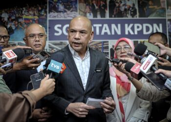 ARMIZAN Mohd Ali ketika ditemui pemberita selepas program sesi town hall Dasar Francais Negara di KPDN, Putrajaya. - UTUSAN/FAIZ ALIF ZUBIR