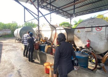 ANGGOTA penguat kuasa KPDN Negeri Sembilan melakukan serbuan di sebuah premis yang disyaki melakukan aktiviti penyelewengan minyak diesel bersubsidi baru-baru ini.