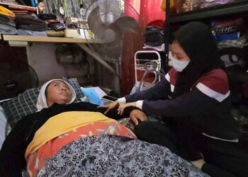 ANNIS Irdahanini Mohd. Ghazali yang menghidap kanser payudara mengurut badan ibunya, Nashieha Hassan yang baru menjalani pembedahan hati  di Taman Kota Nelayan, Kuala Kedah.