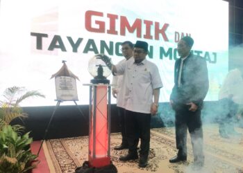 HILMI Abdullah (tengah) menyempurnakan gimik perasmian pada Majlis Perasmian Program Publisiti & Penyertaan Awam Draf Rancangan Tempatan Majlis Daerah Ketereh Perbandaran Islam (MDK-PI) Kelantan 2035 (Penggantian) di Dewan MDK-PI, Kota Bharu, Kelantan. UTUSAN/ ROSMIZAN RESDI