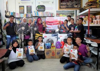 Rumah anak yatim menerima barangan elektrik dan bekalan keperluan asas menerusi Program Kongsi Rezeki.