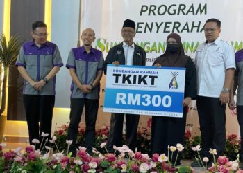 WAN Abdul Rahim Wan Abdullah (tiga kiri) menyerahkan replika cek sebagai simbolik penyerahan sumbangan rahmah TKIKT di Pasir Puteh, Kelantan hari ini. UTUSAN/TOREK SULONG