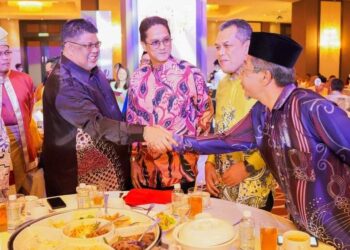 AB. RAUF Yusoh bersalam dengan warga pendidik ketika Majlis Makan Malam Bersama Warga Pendidik di sebuah hotel di Banda Hilir, Melaka.