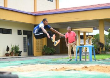 ZAIMAN Megat Abu menjalani latihan bersama jurulatihnya  Sanusi Zainal Abidin,57, dalam keadaan fasiliti serba kekurangan di SMK Syed Ahmad, Tambun Tulang, Arau, Perlis semalam.- UTUSAN/IZLIZAN OTHMAN