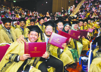 Graduan perlu bangkit sebagai pemimpin masyarakat, peneroka peluang dan sederap  menjadi benteng pelindung bagi bangsa, agama dan negara.