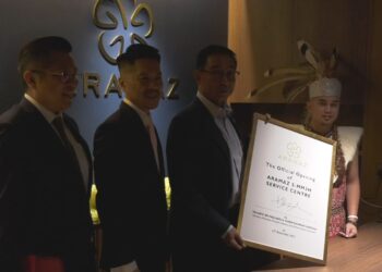 ABDUL Karim (dua dari kanan) merakamkan gambar selepas merasmikan pejabat Aramaz Borneo Sdn Bhd di Kompleks Tun Jugah, Kuching Sarawak.