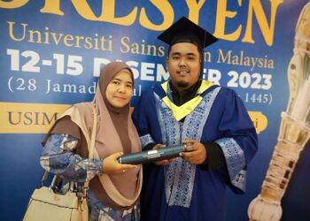 MUHAMMAD Safwan Zaidi berkongsikan kegembiraan bersama ibunya selepas menerima Ijazah Sarjana Muda Komunikasi Media Baharu pada Majlis Konvokesyen USIM Ke-21 di Dewan Tuanku Canselor USIM, Nilai, Seremban hari ini.-UTUSAN/NUR SHARIEZA ISMAIL.