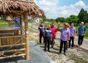 AMZAH Osman (kanan) dan Mustafa Kamal Mohd. Noor (tengah) meninjau projek Jerami Desa di Pengkalan Batu, Melaka. - UTUSAN/SYAFEEQ AHMAD