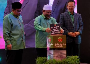 MOHD. Nassuruddin Daud (dua dari kanan) melancarkan Photobook Kelantanku Bersih sebagai gimik pelancaran Majlis Sambutan Hari Kelantanku Bersih Tahun 2023 di Kota Bharu, Kelantan hari ini. UTUSAN/MUSTAQIM MOHAMED.
