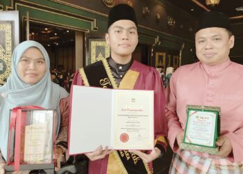 NUR MUHAMMAD EHSAN Kamaruzaman (tengah) yang ditemani ibu dan bapanya menunjukkan Anugerah Tokoh Ulul Albab 2023 pada Majlis Graduasi Huffaz dan Apresiasi Kecemerlangan Imtiaz Ulul Albab 2023 di Ayer Keroh, Melaka.