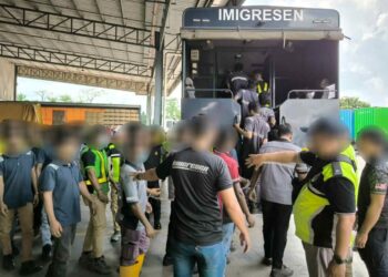 ANGGOTA Jabatan Imigresen Malaysia (JIM) Johor melakukan pemeriksaan keatas pekerja asing yang bekerja di sebuah kilang di Kluang melalui Ops Mahir, semalam