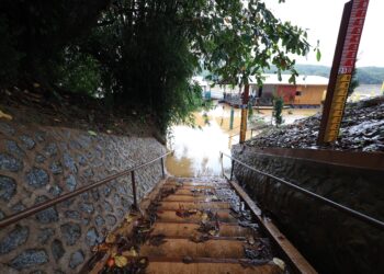 TANGGA Krai, Kuala Krai Kelantan menjadi salah satu kawasan menyukat paras air sungai di negeri ini-UTUSAN/KAMARUL BISMI KAMARUZAMAN.