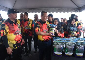 AMINUDDIN Harun ketika melancarkan beras putih tempatan berjenama Seri Menanti pada majlis perasmian Pesta Bola Ngoca 2023 di Stadium Bola Sepak Sawah, Perkampungan Budaya Terachi, Seri Menanti, Kuala Pilah hari ini.