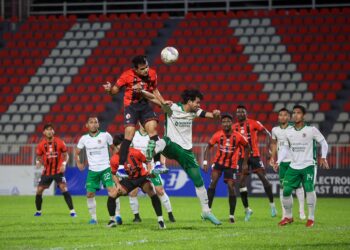 ABDUL Latiff Suhaimi (kanan) cuba menghalang pemain Kelantan FC dari mendapatkan bola pada aksi Liga Super di Stadium Sultan Muhammad IV, Kota Bharu, Kelantan sebentar tadi-UTUSAN/KAMARUL BISMI KAMARUZAMAN