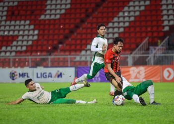 KELANTAN FC (merah) menutup saingan Liga Super musim ini dengan kekalahan 2-6 kepada Kelantan United FC di Stadium Sultan Muhammad ke-IV, Kota Bharu, Kelantan semalam.-UTUSAN/KAMARUL BISMI KAMARUZAMAN