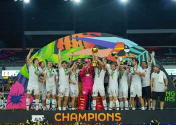 BARISAN pemain Jerman meraikan kejayaan mereka dinobatkan selaku juara dunia pada Piala Dunia Hoki Remaja Lelaki 2023 di Stadium Hoki Nasional, Bukit Jalil, Kuala Lumpur, hari ini. - UTUSAN/MUHAMAD IQBAL ROSLI