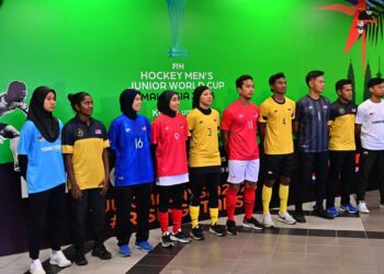 ANTARA barisan pemain lelaki dan wanita diperkenalkan kepada media dengan jersi baharu menjelang Piala Dunia Hoki 5 di Oman, Januari depan. -IHSAN KHM