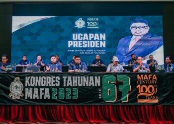 AB. RAUF Yusoh (tengah) berucap pada Kongres Tahunan Ke-67 MAFA di sebuah hotel di Banda Hilir, Melaka. - UTUSAN/AMRAN MULUP