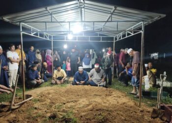 JENAZAH Allahyarham Ibnor Riza selamat dikebumikan pukul 10.40 malam tadi di Tanah Perkuburan Islam Kampung Kasau, Tengkek, Kuala Pilah.-UTUSAN/NOR AINNA HAMZAH