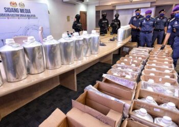 SAZALI Mohamad menunjukkan barang rampasan 72 botol aluminium yang mengandungi bahan cecair disyaki dadah berbahaya jenis Fentanyl pada sidang akhbar di Ibu Pejabat Narkotik JKDM Kampung Jijan, Nilai, Seremban, semalam. – UTUSAN/MOHD. SHAHJEHAN MAAMIN