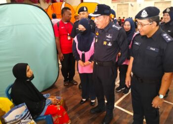 MUHAMAD Zaki Harun (dua kanan) beramah mesra dengan mangsa banjir yang berlindung di PPS SK Sri Rantau Panjang 2, Kelantan hari ini-UTUSAN/ROHANA ISMAIL.