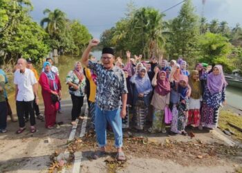 SEBAHAGIAN penduduk yang mengadakan bantahan aman mendesak kerajaan membina terowong elak banjir termenung di kawasan Rantau Panjang, Kelantan-UTUSAN/YATIMIN ABDULLAH.