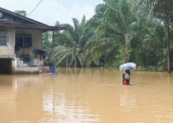 BANJIR  gelombang kedua di Terengganu surut sepenuhnya selepas semua PPS yang dibuka sejak
14 Disember lalu  ditutup semalam. – UTUSAN/PUQTRA HAIRRY ROSLI