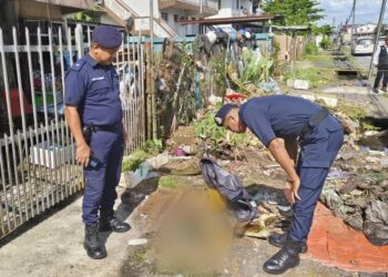 ANGGOTA polis menjalankan plokasi penemuan tengkorak di Jalan Bukit Assek, Sibu pada pagi semalam.