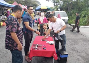 ANGGOTA penguat kuasa menjalankan pemeriksaan ke atas penjaja dalam operasi perniagaan warga asing yang dilaksanakan di Pasar Malam Taman Semarak Nilai, Seremban, semalam.