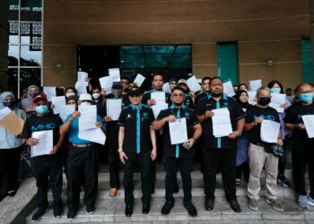 HISHAMUDDIN Hashim (tengah) bersama mangsa menunjukkan surat aduan untuk diserahkan kepada NFCC di Putrajaya. - UTUSAN/FAISOL MUSTAFA