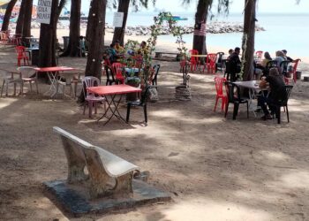 KEADAAN kerusi dan meja yang diletakkan di kawasan pantai menyebabkan ruang pengunjung berkelah menjadi sempit di Pantai Puteri, Melaka. – UTUSAN/AMRAN MULUP