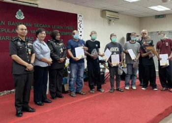 NORA (tiga kiri) bersama banduan yang dibebaskan melalui PBSL sempena Krismas di Penjara Pusat Kota Kinabalu semalam. Turut kelihatan Jannie Lasimbang (dua kiri).