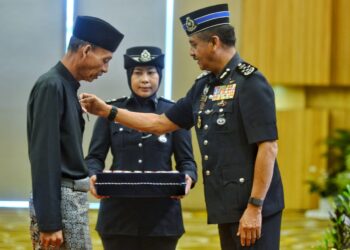 RAZARUDIN Husain (kanan) menyampaikan pingat kepada salah seorang penerima pada Majlis Istiadat Penganugerahan Pingat Jasa Pahlawan Negara (PJPN) Kontinjen Negeri Sembilan Tahun 2023 di Bandar Sri Sendayan, Seremban hari ini.-UTUSAN/MOHD. SHAHJEHAN MAAMIN.