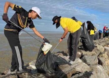 KIRA-KIRA 100 sukarelawan mengutip sampah di sepanjang pesisiran Pantai Sungai Berembang, Sungai Baru, Arau, Perlis.