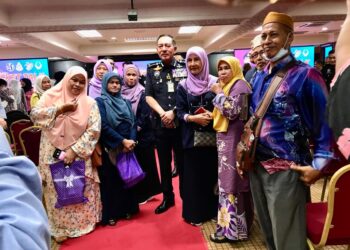 MUHAMAD Zaki Harun (tengah) bersama peserta program di Majlis Penutup Program Pocket Talk Ketua Polis Kelantan 2023, "Gejala Sosial Remaja: Caknakah Kita”, di Kompleks Kota Darulnaim Kota Bharu, Kelantan hari ini.- UTUSAN/ ROSLIZA MOHAMED