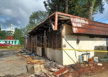 SEORANG anggota bomba memeriksa keadaan stor penyimpanan peralatan kebersihan dan pengurusan yang musnah dalam kebakaran di Istana Negeri Kubang Kerian, Kota Bharu, Kelantan hari ini-IHSAN JBPM KELANTAN