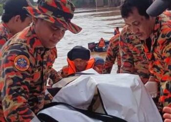 ANGGOTA bomba mengusung jenazah mangsa selepas ditemukan di jeti Pok Heng berhampiran Jambatan Sultan Yahya Petra, Kota Bharu, Kelantan hari ini-IHSAN JBPM KELANTAN.