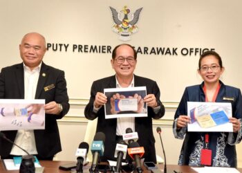 DOUGLAS Uggah Embas (tengah) menunjukkan ubat antiviral Paxlovid yang ditempah kerajaan Sarawak sebagai persediaan untuk menghadapi peningkatan kes Covid-19, dalam sidang media dipejabatnya di Wisma Bapa Malaysia, Petra Jaya.