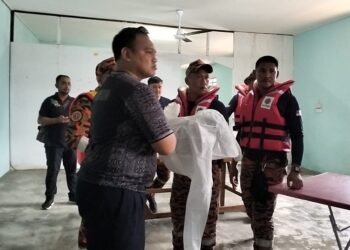 ANGGOTA bomba mengusung jenazah bayi yang ditemukan lemas dalam kejadian di Taman Rantau Baru, Rantau Panjang, Kelantan-UTUSAN/ROHANA ISMAIL.