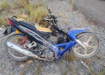 MOTOSIKAL yang ditunggang pelajar tingkatan empat merempuh belakang sebuah lori dalam kejadian kemalangan jalan raya di KM116, Jalan Pan Borneo Sibu-Bintulu berdekatan Sungai Arip, Selangau lewat petang, semalam.