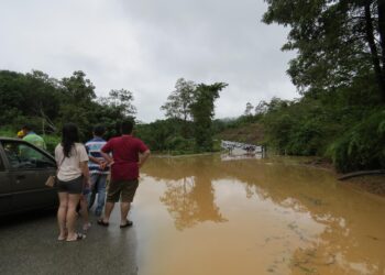 LEBIH 100 pengguna terkandas selepas air dari anak sungai di Pos Blau melimpahi jalan Gua Musang-Lojing, Gua Musang, Kelantan-UTUSAN/AIMUNI TUAN LAH